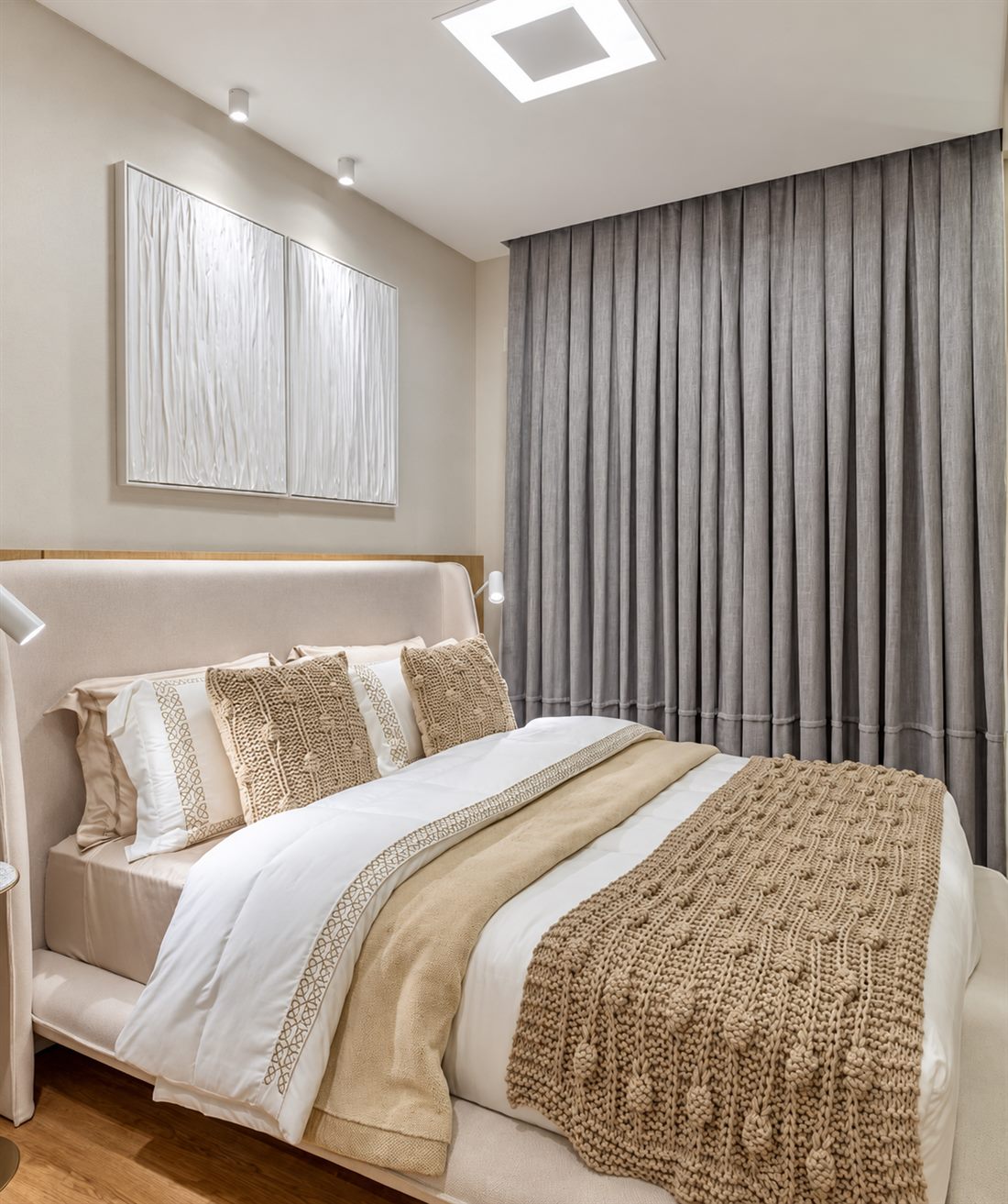 Quarto planejado com cortina cinza e enxoval em tons terrosos