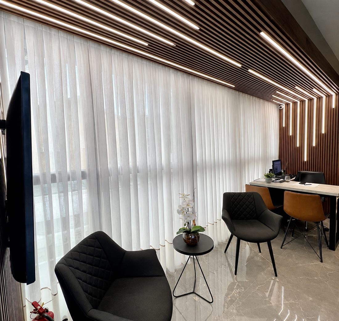 Cortina blackout cinza em quarto de casal
